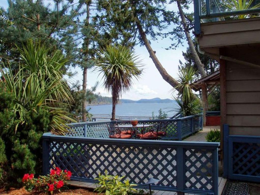 Arbutus Point Oceanfront B And B Long Harbour Экстерьер фото